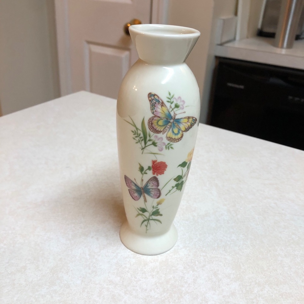 Small Takahashi San Francisco bud butterfly vase